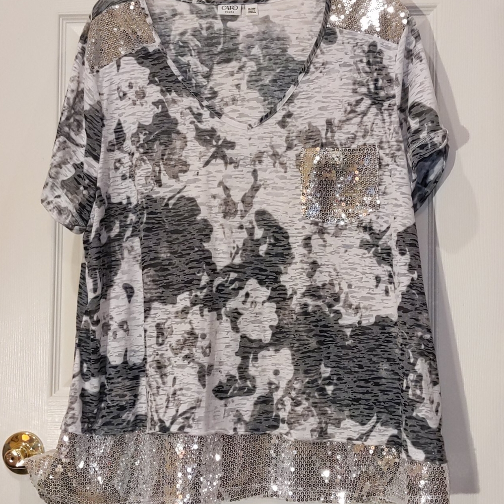 26/28 3X Cato camo print top. Sequin detail.